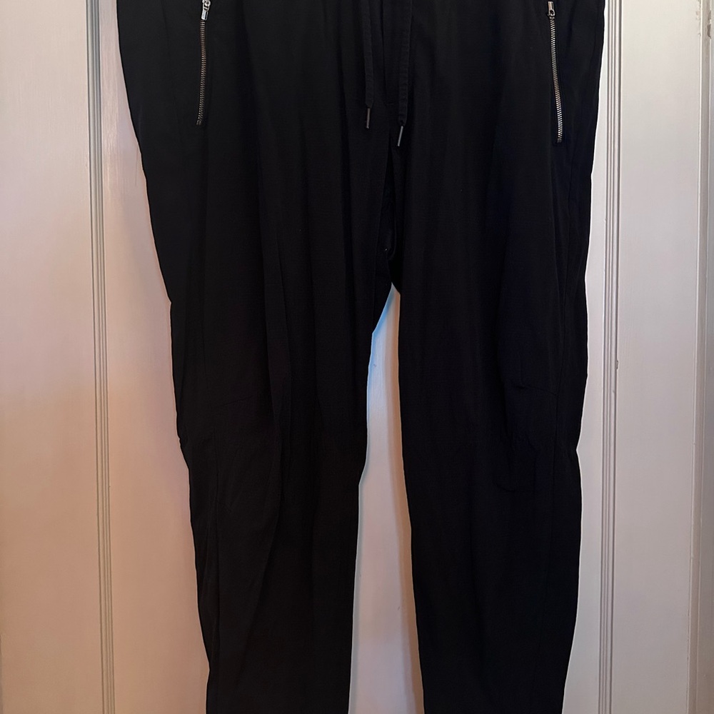 Athleta Women’s Black Trekkie Joggers with Zipper Pockets